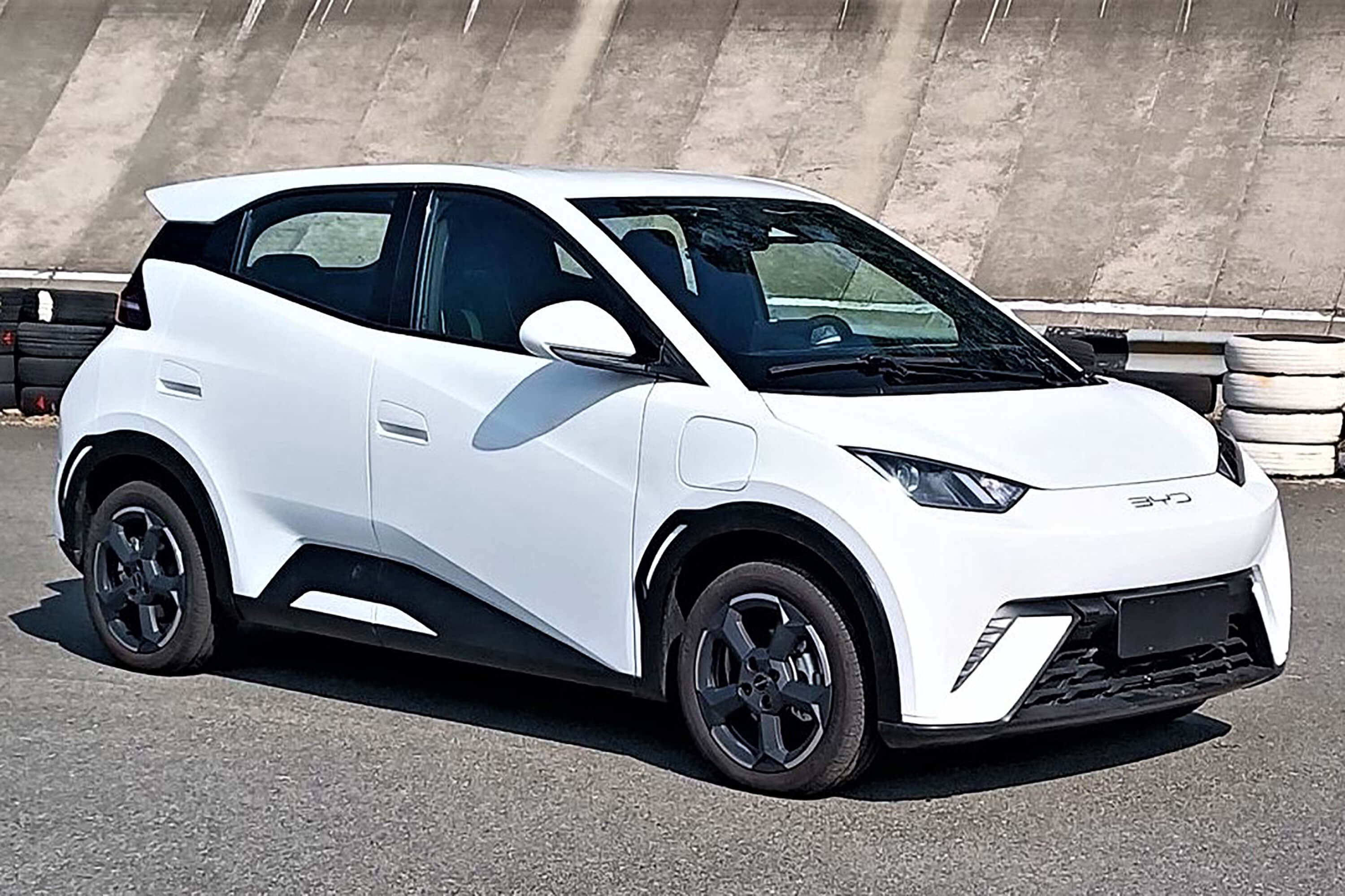 Linha de produção de carros elétricos BYD no Brasil, símbolo do crescimento do mercado eletrificado