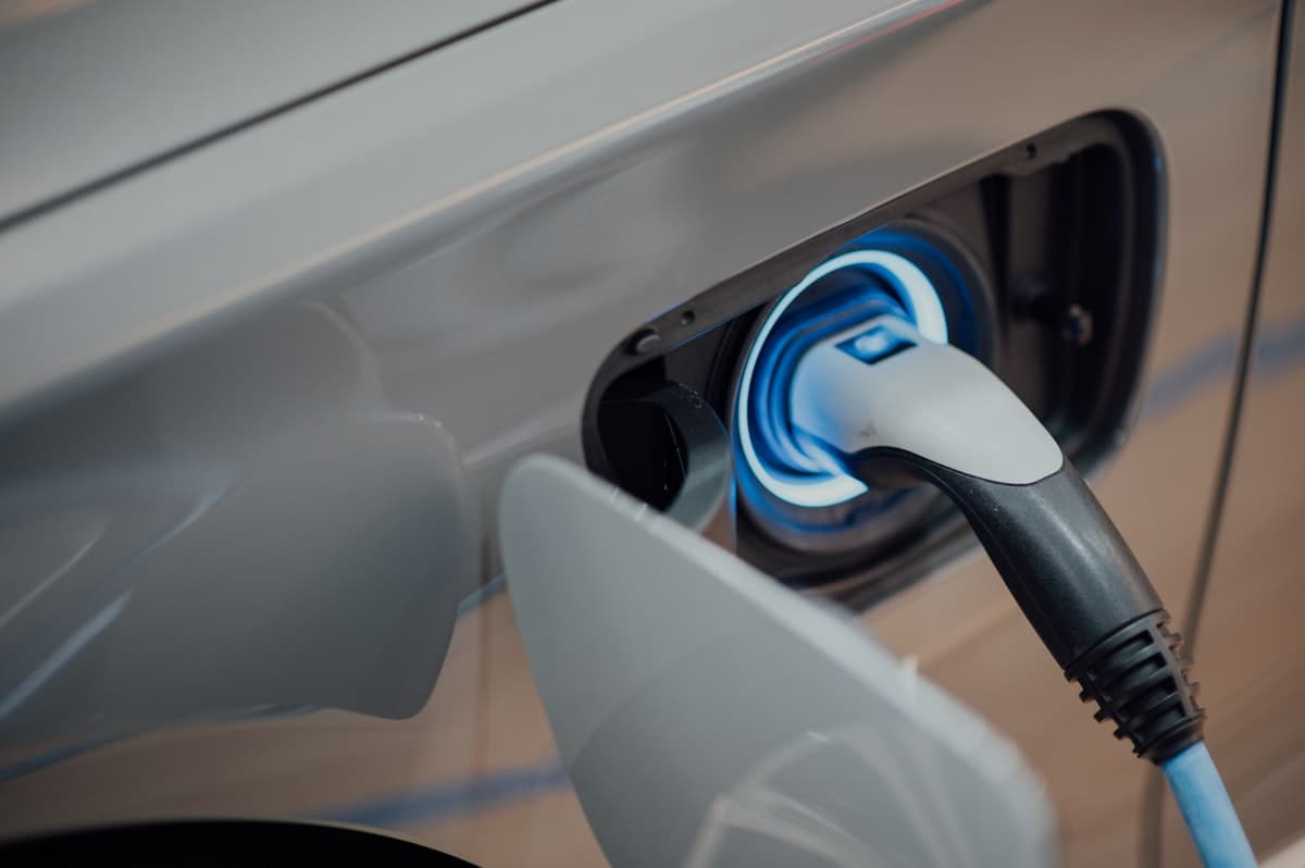 Carregador conectado a um carro elétrico