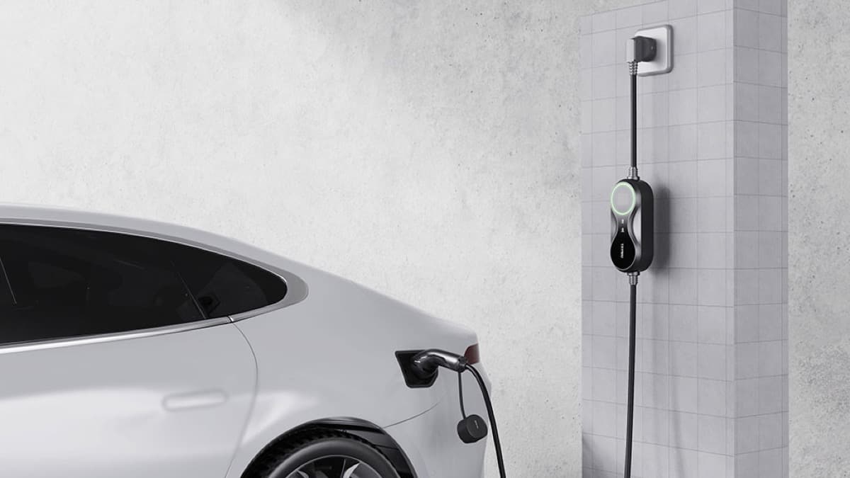 Wallbox residencial carregando um veículo elétrico na garagem