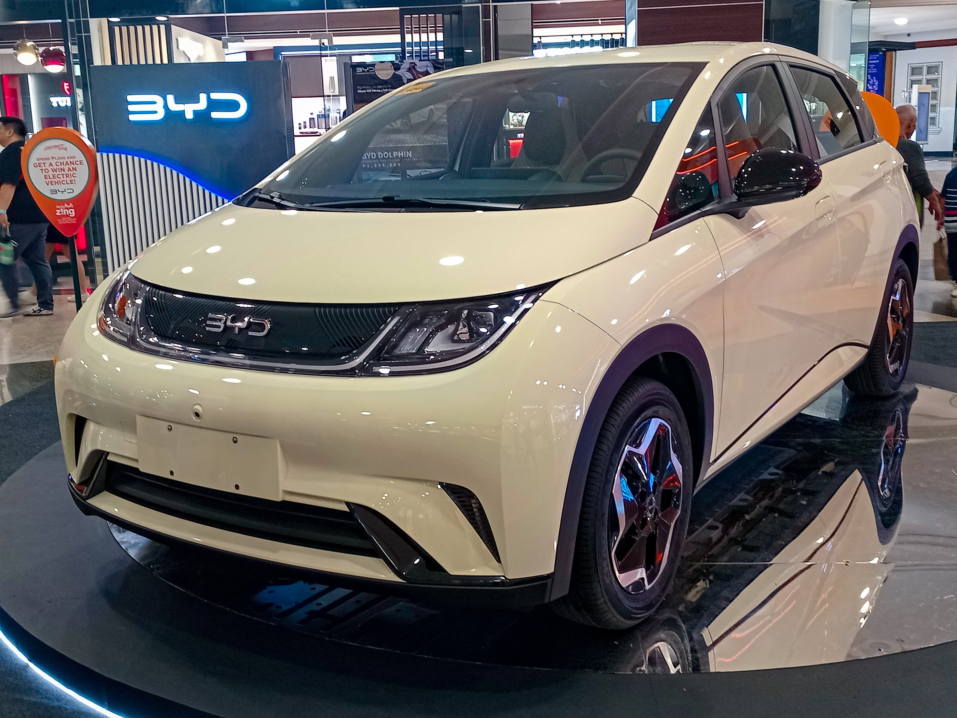 Carro eletrico BYD Dolphin na cor branca, exemplo de modelo afetado pelas regras de importacao de veiculos eletricos no Brasil
